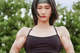 女学生撩衣秀腹肌，却惨遭嘲讽：胸太小，像男人图片