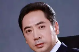 他艺考三年终成演员，偶然的机会成为周恩来总理特型演员，一演就是25年，还给自己的女儿取名“来恩”图片