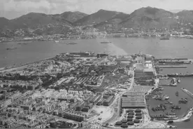 1948年香港老照片：铜锣湾的难民，安南保大皇帝在寓所点烟图片