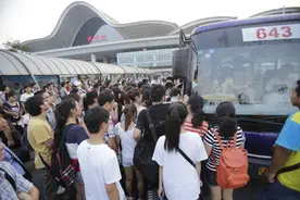 同样是武汉新城区，市区公交可以开进东西湖，为何不能开进江夏？图片