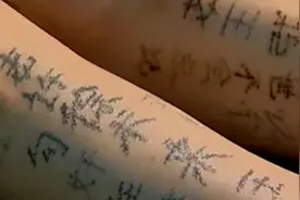 女孩被男子锁起来折磨，身上刻满了字，被救时已经精神失常图片