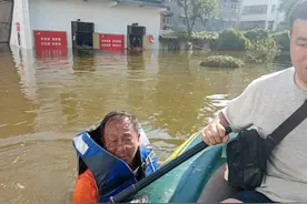 以身引舟，风雨中的联通摆渡人图片