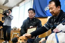 狗子为破案出了力，警局的奖励是狗粮，它领奖的样子有点真实图片