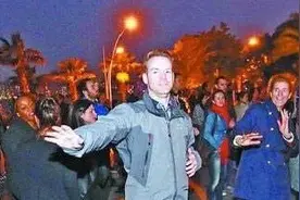 美国学生看到广场上的中国大妈，瞬间愣了：难怪中国人这么年轻图片