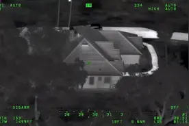 惨烈！美国14岁女孩和12岁男孩持枪和警察对战：美国分化，在所难免图片