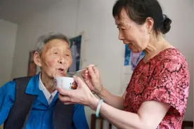 三位老人哭诉：家有长寿老人，我真的快坚持不下去了，心酸又无奈图片