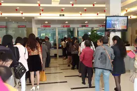 银行“怪现象”？总是排队等待，也不多开窗口？工作人员讲出原因图片