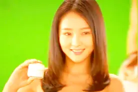 男子的眼神太犀利了，直勾勾的盯着美女这个部位视频封面
