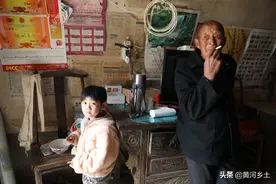 6岁女孩和70岁爷爷留守农村一起生活，场景让人心酸，啥情况图片