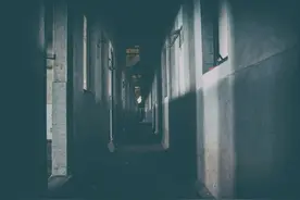 故事：新来的租客总在半夜闹出响动，她偷偷上楼一趟吓得只想报警图片