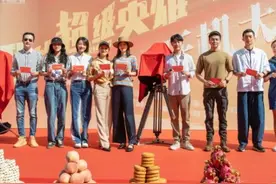 白百何现身开机仪式，小腹平坦力破怀孕传闻，和黄轩同框相视而笑图片