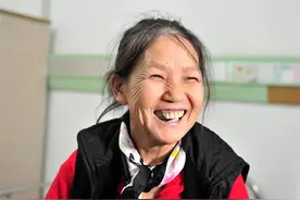 “拾荒妈妈”张菲再现广州，抚养的多名弃婴，长大后却变白眼狼图片
