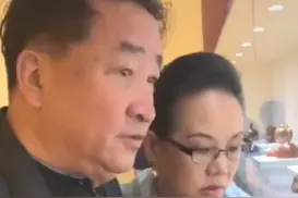 70岁姜昆与妻子罕见同框！两人气质相差大，结婚43年恩爱如初图片
