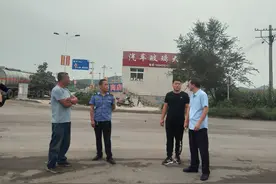 县综合执法局督促商户维修破损户外广告牌匾 消除安全隐患图片