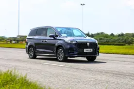 大块头也可以很灵活 荣威iMAX8场地试驾图片