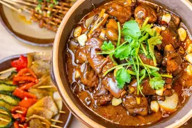 古风烧烤店竟卖起「土火锅」，一锅⑨料分量超足图片