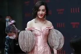 ELLE风尚大典明星红毯秀，迪丽热巴跌落神坛，杨幂成为最大赢家图片