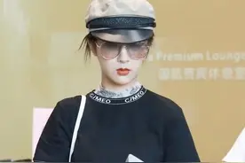 杨紫比例太虐！穿超高腰牛仔裙都挡不住五五分身材，全靠颜值在撑图片