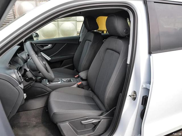 18万出头买全新奥迪Q2L，熏黑轮圈、8喇叭，你信这是低配？