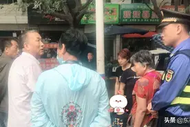 小男孩边走边哭找奶奶 渭南高新城管及时援手帮找家人图片