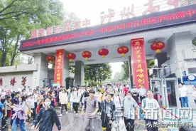 鲜花、蛋糕、卡片、横幅、佳肴……高考结束 泸州家长花式迎娃图片