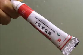 几块钱的红霉素软膏功效多样，医生紧急提醒，这药绝不能长期使用图片