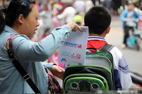 孩子书包成机器猫口袋？妈妈翻出各种“小玩意儿”，看后被逗乐图片