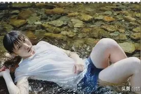 日本画家画了一幅“水中少女”，当放大10倍再看，人们都被惊艳了图片