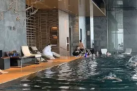 杨颖穿浴袍看儿子游泳，小海绵露正面照，粉丝却质疑Baby没进取心图片