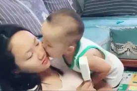 "妈妈，要抱抱"，孩子总粘人是毛病？3点问题家长先要看清楚图片