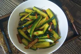 腌黄瓜咸菜时，熬制一个万能料汁，简单一腌一泡，清脆又爽口图片