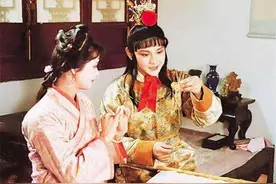 宝钗不爱打扮，为何戴着元春赐的红麝串到处招摇？真不是为了炫耀图片