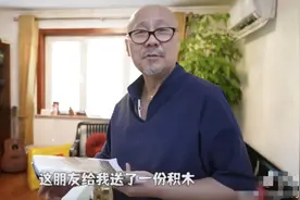 腾格尔私宅内景罕曝光，家中装饰朴素低调，客厅近3米大树超抢镜图片