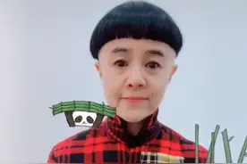 54岁央视主持人金龟子近况曝光，黑眼圈重皱纹明显，网友：老了图片