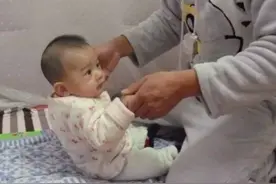 婴儿到了6个月就可以坐？“先爬先坐”不一样，可能影响发育图片