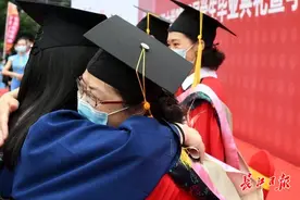 江汉大学云端毕业典礼上，校长在线为毕业生拨流苏图片