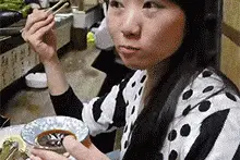 搞笑动图：开心过头，情不自禁的女孩图片