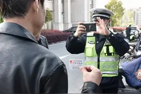 刚买的电动车，凭啥不给上牌，交警：这几点满足了吗？图片