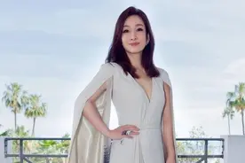 42岁秦海璐放得开，“真空”礼服大秀凹凸身材，性感不失优雅图片