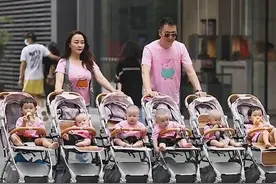 父母带6个娃“横行霸道”超拉风，路人纷纷行侧目礼：基因真强大图片
