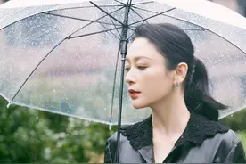 陈红不惧岁月，穿古典皮裙搭配百褶裙优雅还减龄，51岁美的惊艳图片