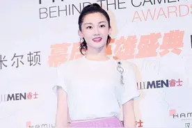 郑恺娇妻苗苗真够时髦的，T恤外面还得套层“透纱”，真挺显小的图片