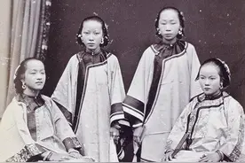 她15岁靠“三寸金莲”嫁入豪门，洗脚时疼痛流泪，丈夫却非常喜欢图片