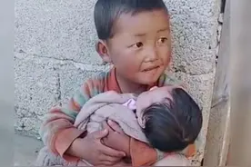 4岁小哥哥抱着妹妹等爸爸，哥哥接下来暖心的动作，令路人泪目图片