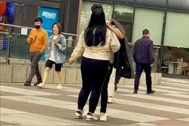 租房小吴恋爱了！女友当街被吻害羞推开，身形被赞素人版杨天真图片