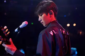 王源，琴弦与歌声声不息，聚光追逐，只为守候一刻欢唱图片