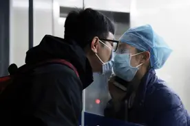 义乌这对隔玻璃亲吻的情侣领证了！新郎：我娶了一位大英雄！图片
