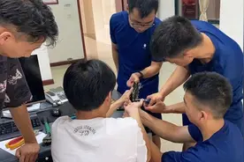 公司开会太无聊，杭州小伙一个贪玩动作最后竟然被送进了消防站图片