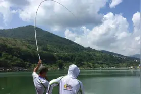 钓鱼遇到挂底了不要猛拉，轻松几步就能化解尴尬！图片