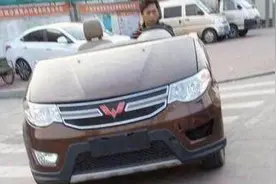大叔开敞篷车出门，路人看到车标，纷纷拿出手机拍照图片